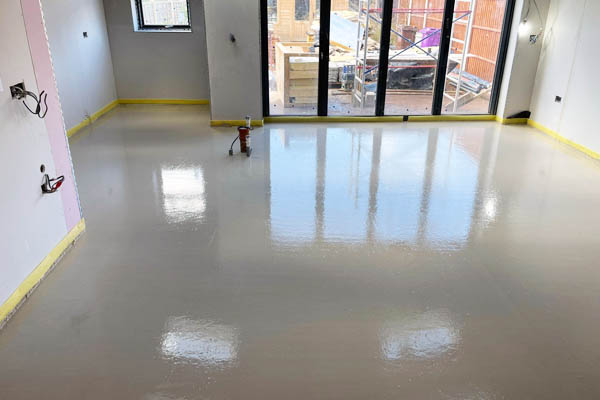 Screed floor laid over underfloor heating